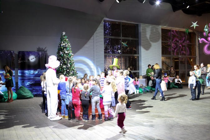 Елка в дилерском центре Skoda ГК «АвтоСпецЦентр»