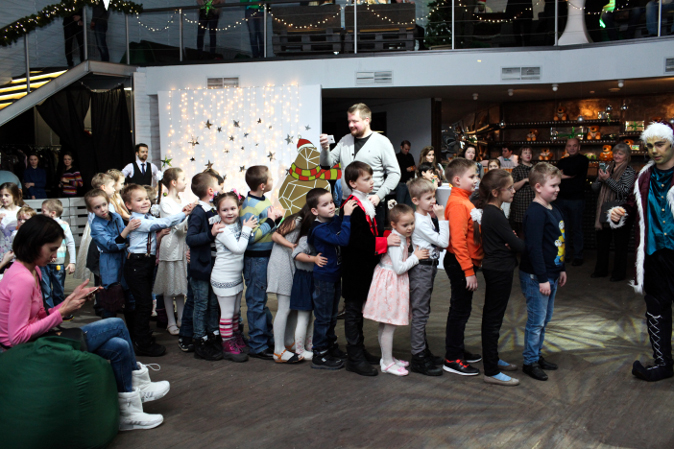 Елка в дилерском центре Skoda ГК «АвтоСпецЦентр»