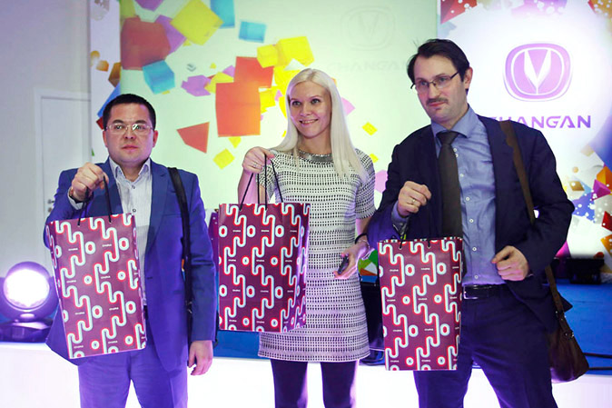 Юань Минсюэ, президент Changan Auto International; Анастасия Бурова, РС-Аэропорты