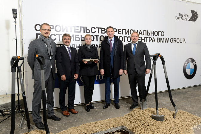 Закладка памятной капсулы в основание нового склада BMW