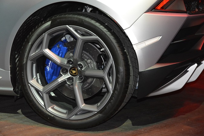 Lamborghini увеличивает продажи и расширяет сеть